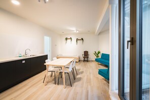 Apartment | Dining - Comfy Stay for 10 Near Antwerp Station (Antwerp)