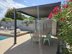 Outdoor dining - Cozy Villa in Biscarrosse with Heated Pool, Close to Center, Sleeps 9 (Biscarrosse)