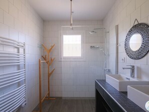 Bathroom - Cozy Villa in Biscarrosse with Heated Pool, Close to Center, Sleeps 9 (Biscarrosse)