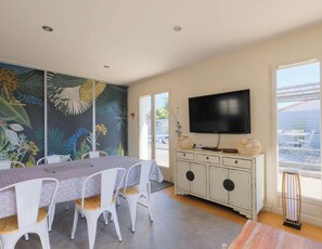 Dining - Cozy Villa in Biscarrosse with Heated Pool, Close to Center, Sleeps 9 (Biscarrosse)