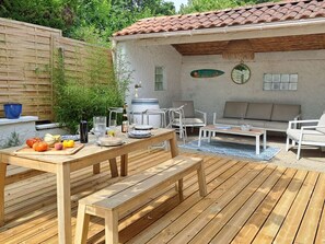 Outdoor dining - Charming 3-Bed House in Biscarrosse with Large Terrace and Garden (Biscarrosse)
