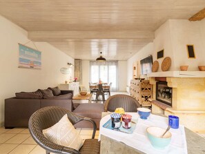TV - Charming 3-Bed House in Biscarrosse with Large Terrace and Garden (Biscarrosse)