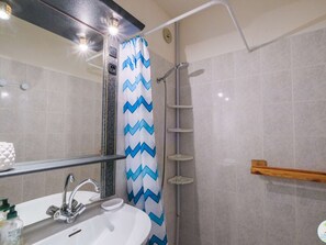 Bathroom - Cozy 1-Star Apartment with Terrace, Parking, Near Beach - Sleeps 4 (Biscarrosse)