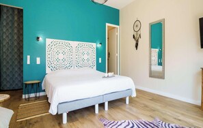 A bedroom with a bed, a wall-mounted mirror, and a dreamcatcher. - 5-star villa, heated pool, 4 rooms with private baths and BBQ - Up to 12 guests (Parentis-en-Born)