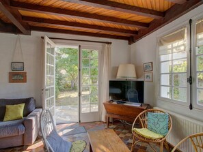 TV - Charming 2-bedroom house with garden near the lake, perfect for holidays (Sanguinet)