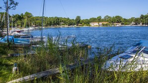 A marina with boats docked, surrounded by trees and buildings. - Biscarrosse: Duplex with Garden, 6 Pers. and Private Parking (Biscarrosse)