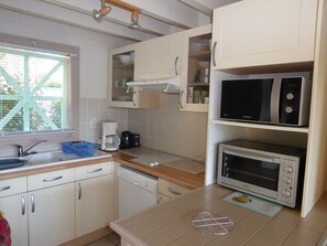 Fridge, microwave, oven, stovetop - Charming Duplex Home in Biscarrosse with Garden, Near Lake, Parking Included (Biscarrosse)