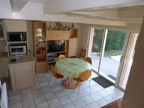 Dining - Charming Duplex Home in Biscarrosse with Garden, Near Lake, Parking Included (Biscarrosse)