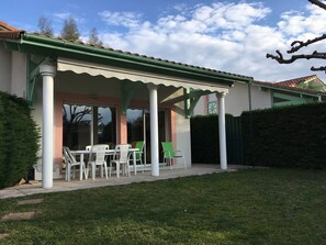 Outdoor dining - Charming Duplex Home in Biscarrosse with Garden, Near Lake, Parking Included (Biscarrosse)