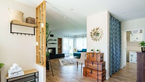 A spacious living area with a wooden floor, a sofa, a coffee table, and a decorative mirror. - 5-Star Villa: Heated Pool, 24 people, near Parentis-en-Born lake (Parentis-en-Born)