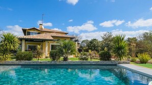 A two-story house with a swimming pool in front. - 5-Star Villa: Heated Pool, 24 people, near Parentis-en-Born lake (Parentis-en-Born)