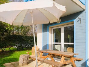 Outdoor dining - Charming T3 Apt in Biscarrosse - Terrace, Garden, Near Lake, Sleeps 6 (Biscarrosse)