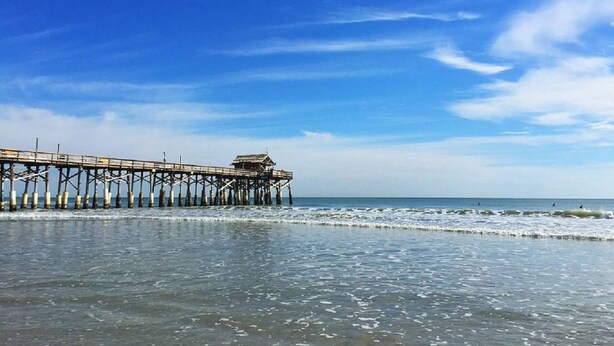 A pier extending into the water with a building at the end. - Biscarrosse Beach Apt Terrace 4 pax with Parking (Biscarrosse)