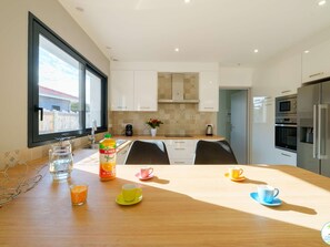 Fridge, microwave, oven, stovetop - Charming Villa in Biscarrosse with Garden, 3 Bedrooms, and Terrace - Perfect for 6 Guests (Biscarrosse)