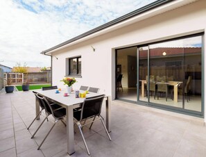 Outdoor dining - Charming Villa in Biscarrosse with Garden, 3 Bedrooms, and Terrace - Perfect for 6 Guests (Biscarrosse)