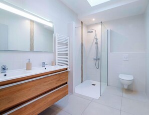 Bathroom - Charming Villa in Biscarrosse with Garden, 3 Bedrooms, and Terrace - Perfect for 6 Guests (Biscarrosse)