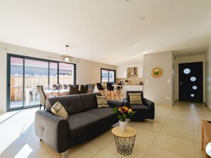 TV - Charming Villa in Biscarrosse with Garden, 3 Bedrooms, and Terrace - Perfect for 6 Guests (Biscarrosse)