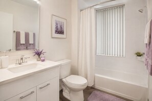 Deluxe-Zimmer | Badezimmer | Kostenlose Toilettenartikel, Haartrockner, Handtücher, Seife