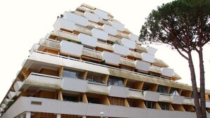 Un bâtiment moderne doté d’une façade géométrique originale, agrémentée de balcons et d’une façade à motifs.