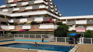 Un hôtel moderne à plusieurs étages, doté d’un espace piscine.