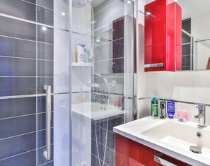 Bathroom - Contemporary 6-Person House in Central Biscarrosse with Terrace and Modern Amenities (Biscarrosse)