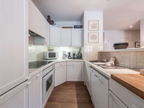 Microwave, oven, dishwasher, coffee/tea maker - Charming apartment in resort centre - 6 guests (Courchevel 1550)