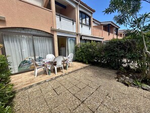 Outdoor dining - Spacious apartment with terrace, parking - 4 guests (Cap d'Agde)