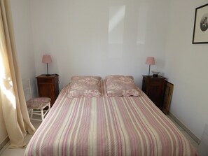 Room - Charming 3-Bedroom House Near Lake & Shops in Sanguinet for 6 (Sanguinet)