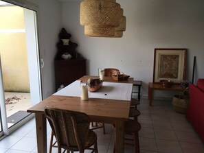 Dining - Charming 3-Bedroom House Near Lake & Shops in Sanguinet for 6 (Sanguinet)