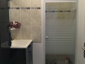 Bathroom - Charming 3-Bedroom House Near Lake & Shops in Sanguinet for 6 (Sanguinet)