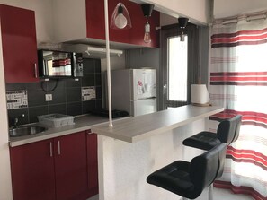 Refrigerador, microondas y tostadora 