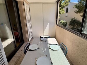 Outdoor dining - Renovated apartment lake view - 4 guests (Six-Fours-les-Plages)