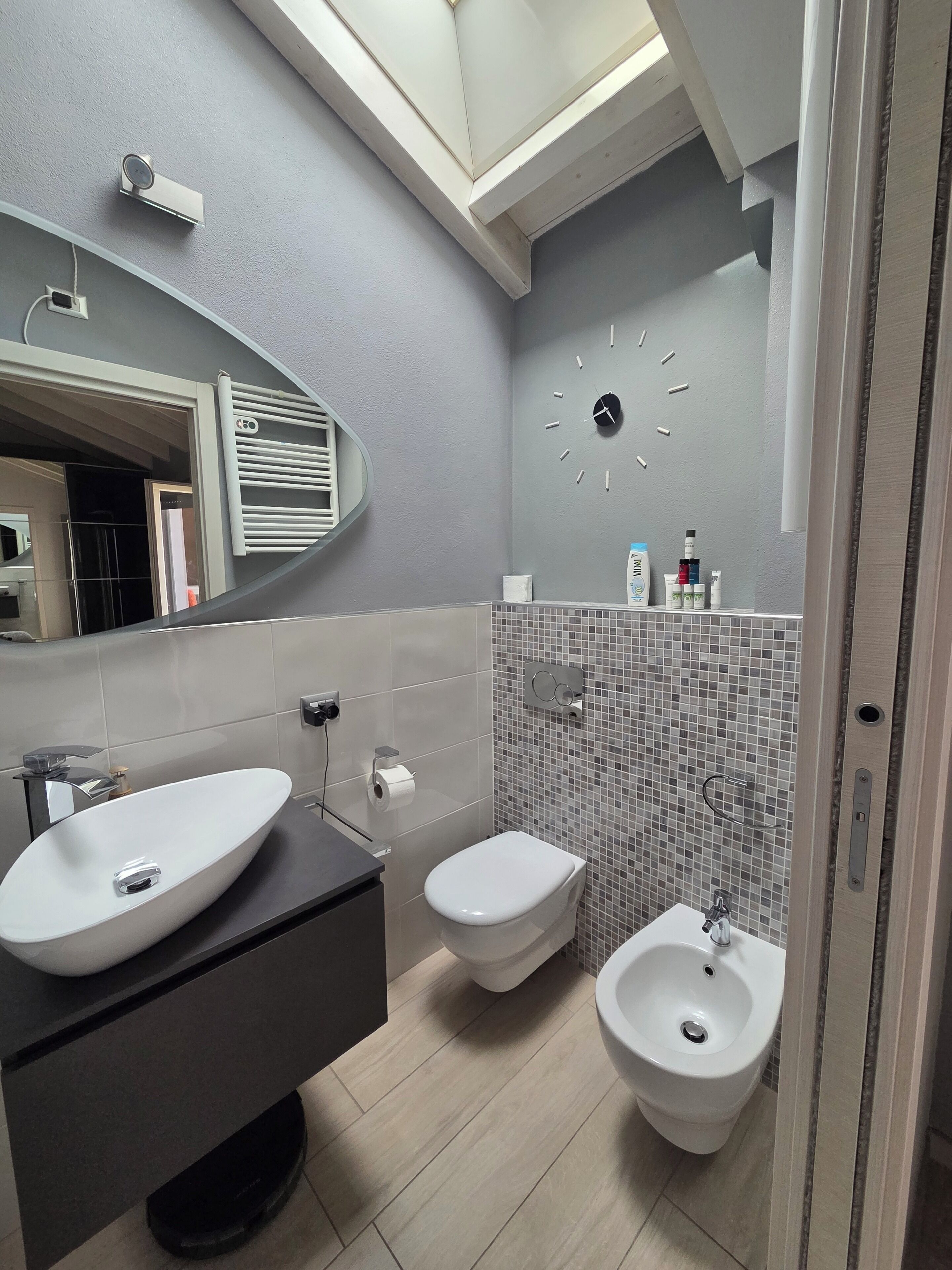 Douche, sèche-cheveux, bidet, serviettes fournies