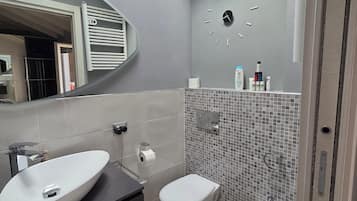 Douche, sèche-cheveux, bidet, serviettes fournies