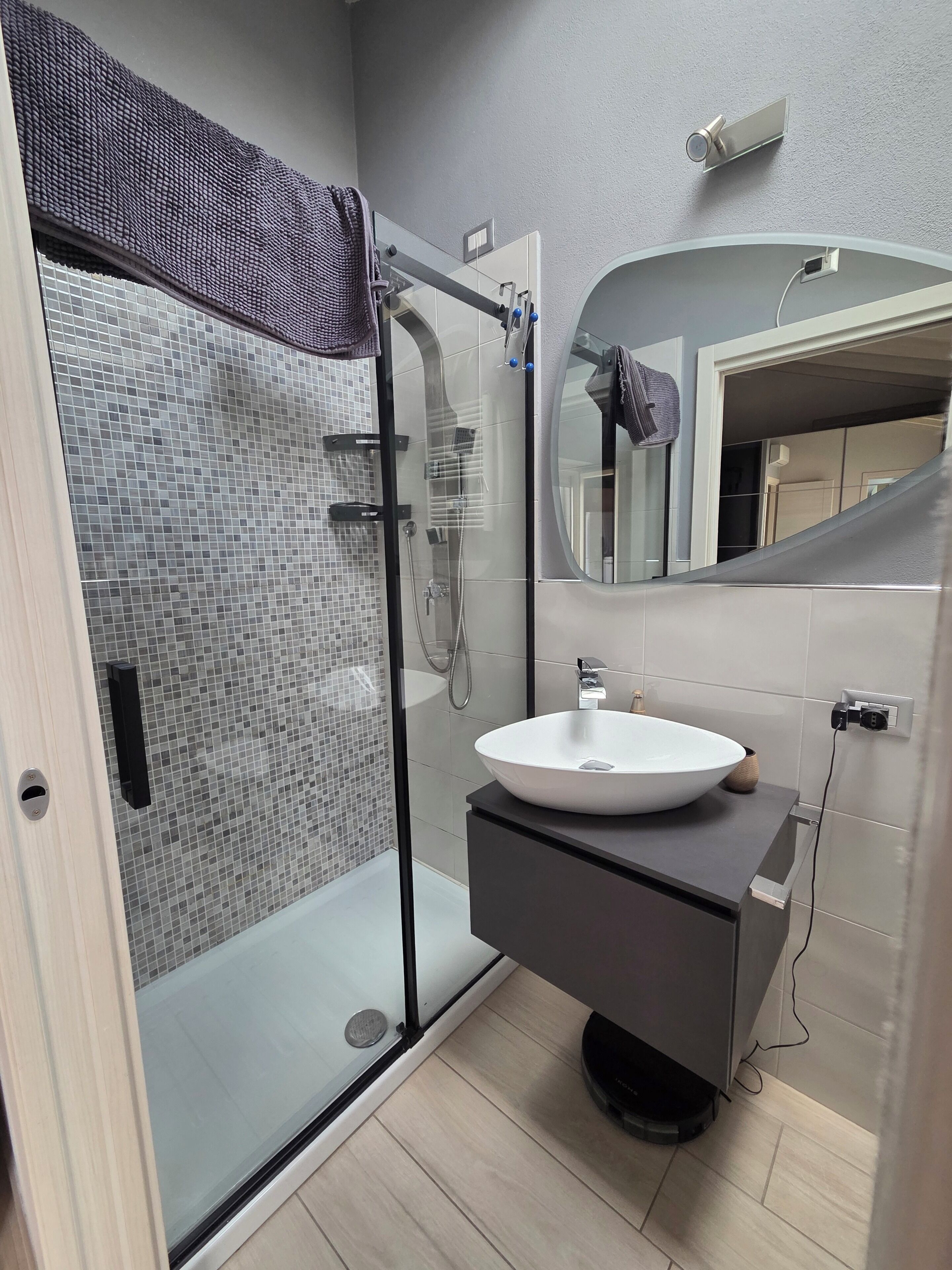 Een douche, een haardroger, een bidet, handdoeken