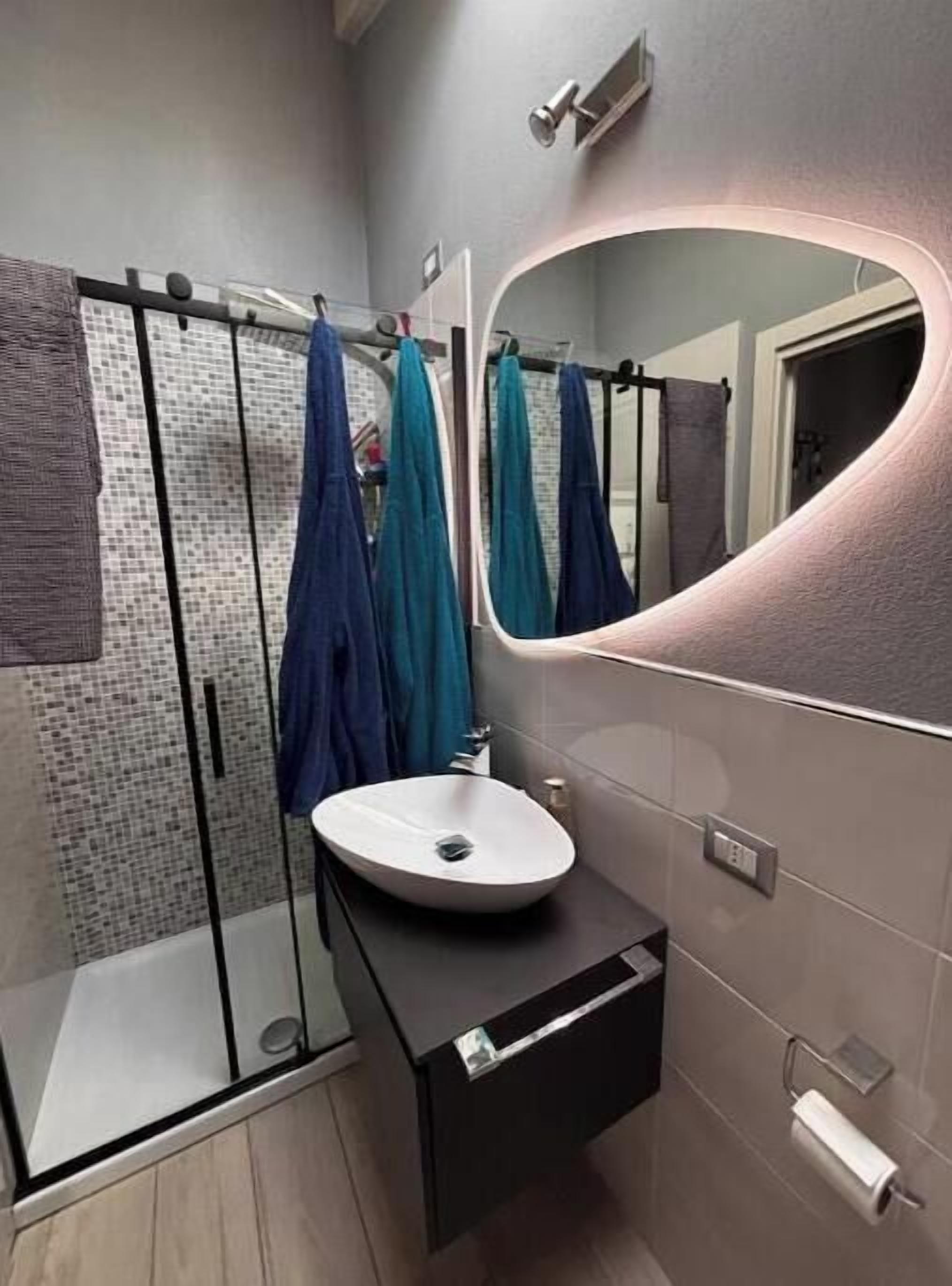 Een douche, een haardroger, een bidet, handdoeken