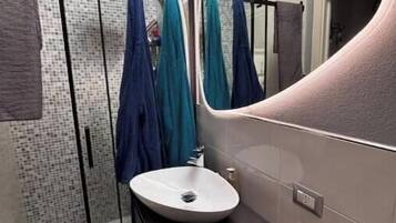 Een douche, een haardroger, een bidet, handdoeken