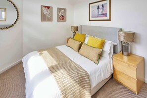 Tabla de planchar con plancha, wifi y ropa de cama 