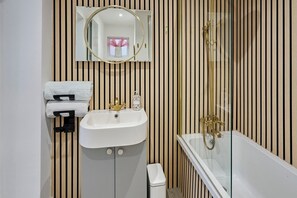 Shower, hair dryer - Boutique One Bed Apartment in Kemp Town (Brighton and Hove)