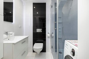 Dusche, Haartrockner, HandtĂŒcher, Shampoo