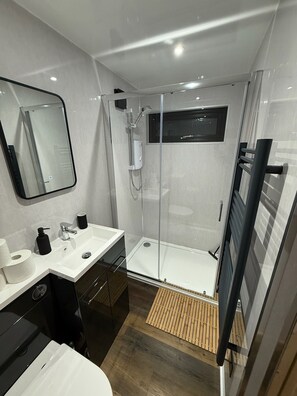 Een douche, een haardroger, handdoeken, zeep
