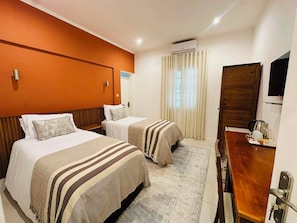 Habitación Confort con 1 cama matrimonial o 2 individuales | Escritorio, espacio para trabajar con laptop y wifi gratis 