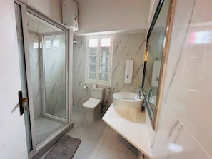 Habitación Confort con 1 cama matrimonial o 2 individuales | Baño | Regadera, secadora de cabello, toallas, jabón 