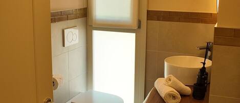 Chambre Simple | Salle de bain | Douche, sĂšche-cheveux, serviettes fournies, papier toilette