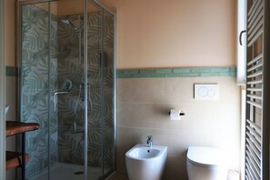 Standard Double Room | Bathroom | Shower, hair dryer, towels, toilet paper - Agriturismo Ca' Brusca (Reggio nell'Emilia)
