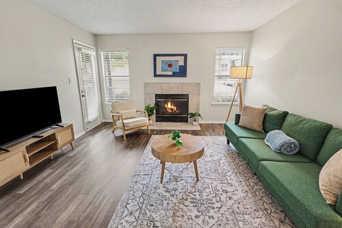 2BR Great for Mid/Long Stays - King Bed/Pool/Gym/Family Friendly
