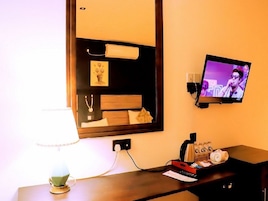 Deluxe Double Room, Balcony, Garden View | Interior