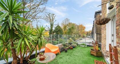 Private Roof Terrace · 1-Bed Victorian Flat · 2 Min Walk to Clapton Overground