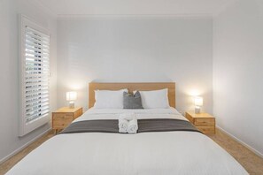 Desk, WiFi, bed sheets - Beachbound on Rippleside (Torquay)