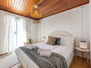 WiFi, bed sheets